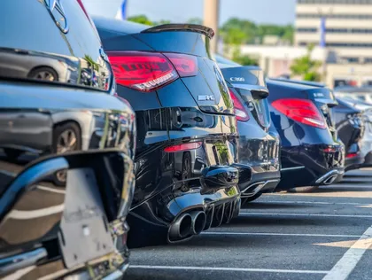 Freundliche Übergabe eines Fahrzeugs im Autohaus